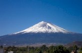 El Popocatépetl Su nombre, proveniente de la lengua náhuatl, compuesto por Popōca 'que humea' y tepētl «Volcan» o «No habitable», La terminación "petl"