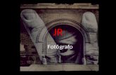 JR Fotógrafo. • Fotógrafo francés, nacido en 1983. • JR comenzó su carrera realizando grafiti en las calles de París, cuando era un adolescente. Luego.