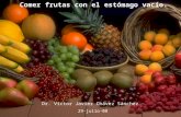 Comer frutas con el estómago vacío.
